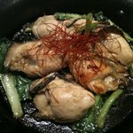 クイーンズ オイスター ハウス アザブ - 広島産牡蠣と青菜のガーリック炒め