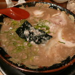 豚の骨 - 豚骨チャーシューメン