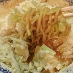 麺家 ぶんすけ - 粉雪チーズの下から麺を引っ張り出す…