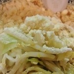 麺家 ぶんすけ - 粉雪チーズが積もった野菜達！