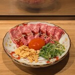 京洛燒肉Yabu - 【 幻の生ハラミ 】A5ランク和牛は超鮮度抜群。噛めば噛むほど凝縮した旨みと甘い脂が口の中一杯に広がる。
                        ニンニクチップのパンチとネギのシャキシャキ感に濃厚卵黄って昇天するくらい旨い