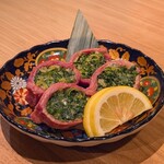 京洛燒肉Yabu - 【 元祖厚切りネギ包みタン 】
                        肉厚の弾力感のあるタンにたっぷりのネギが入っていて、塩ベースのタレがアクセントになっていてたまりません！