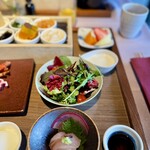 HAKONE NICA - 野菜が力強い。ドレッシングは最小限だ。