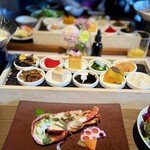 HAKONE NICA - 伊勢海老の鬼殻焼き、副菜の数々。花のあしらいの横にあるのは燻製醤油のスポイト。