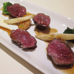 レ・フルシェット 東日本橋 - 「蝦夷鹿のポワレ胡椒のソース　柿のソテー添え」周囲を香ばしく引き締める程度のポワレは、
                                蝦夷鹿の淡い野趣と澄んだ旨みを引き出し。
                                
                                胡椒のソースは、さらりと憂いの表情！　￥2100
                                