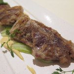 レ・フルシェット 東日本橋 - 「コラーゲンたっぷり豚の軟骨の炭火焼」炭の香りを映した豚の香ばしさと、
                                コラーゲン質のまろみ、脂の甘み。。。
                                
                                軟骨の下にひいたキャベツのエチュペが
                                ゾクゾクするほどに、甘く、香しく。。。
                                ￥600