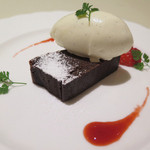 レ・フルシェット 東日本橋 - 「テリーヌショコラ  バニラアイス添え」華やかなコクと香りの中に
                                微かなほろ苦さと荘厳さ。
                                
                                滑らかな口どけの中に、
                                ショコラの粋を、ギュッと封じ込めて♪　￥500
                                