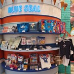ブルーシール 宮古島パイナガマ店 - お土産売り場。