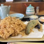 井筒 - かき揚げ定食にピーマンと茄子の天ぷらを添えて