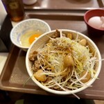 すき家 - 料理写真:白髪ねぎ牛丼(660円), フライドにんにく(70円), たまご(90円)