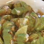 インドエスニック料理 カシミール - ザクザク食感のスナックとじゃがいも(?)に複雑な味わいのソースがかけてあるインドの軽食です。これも美味しい♪