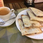 インドエスニック料理 カシミール - あんチーズナン(¥800)＆ホットチャイ(¥450)