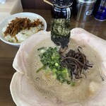 博多ラーメン 洋ちゃん食堂 - 料理写真:チャーシュー麺　　　ごはん(卓上激辛高菜のせ)