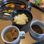 焼肉 鉢屋 - 右側のカップ　スパイシーカレー　辛いのが苦手なので恐る恐る少しだけ入れて来ました。辛さ控えめでお肉がほろほろ柔らかくて旨味がある美味しいカレー