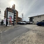 焼肉 鉢屋 - 店舗並びの駐車場