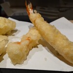 車海老専科 天麩羅 手一束 - 車海老の天麩羅　プリッとした歯ごたえととろっとした生身の中間に仕上がる絶妙な揚げ具合