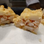 車海老専科 天麩羅 手一束 - 車海老と蓮根のはさみ揚げ すり身ではなく粗めのみじん切りなので車海老の歯ごたえと蓮根のシャキシャキ感がよく合います