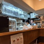 ロールキャベツ専門店 rolls - カウンター内　厨房と店主さん店員さん