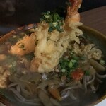 蔵のそば - 鶏の旨味がしっかり溶け込んだ温かいおつゆがとても印象的。そこにごぼうの風味が加わり、香りとコクのバランスが絶妙です。