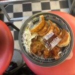 大阪王将 - 料理写真:怪獣セット(テイクアウト)下の段にパッサパサの焼豚チャーハンが格納されておりました