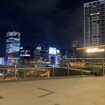 ベンジャミンステーキハウス - お店の入り口前の景色とテラス