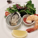 ベンジャミンステーキハウス 東京ガーデンテラス紀尾井町 - カクテルシュリンプとサラダと生牡蠣