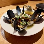 グラツィオーゾ - ムール貝とあさりの白ワイン蒸し