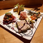 グラツィオーゾ - 奥から時計回りに、カポナータ、エスカベーチェ、パテ、タリアート、真ん中はハモンセラーノ