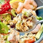 レストラン エウレカ - グリルチキン、海老とアボカドのベジオーバーライス