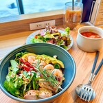 レストラン エウレカ - グリルチキン、海老とアボカドのベジオーバーライスとサラダ＆スープ