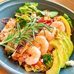 レストラン エウレカ - グリルチキン、海老とアボカドのベジオーバーライス