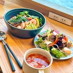 レストラン エウレカ - グリルチキン、海老とアボカドのベジオーバーライスとサラダ＆スープ