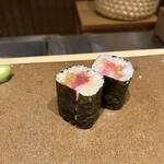 寿司つばさ - マグロ＋いぶりがっこ