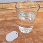 ラーメン専門店 竹の家 - 食券を受け取って待ちます