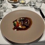 エスパシオナゴヤキャッスル - 国産牛ホホ肉のプレゼ
      ソースヴァンルージュとトリュフ風味のブールバチュ
      