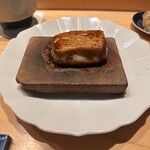 鮨麻布 - 胡麻豆腐  下に敷いてる石が熱い