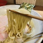 ジャパニーズ ラーメン 五感 - 麺は、シルキーで柔らかめな食感は繊細オブ繊細。
      すすった瞬間の喉越しが気持ちよく、噛むほど小麦の香りが立つ。