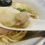ジャパニーズ ラーメン 五感 - 黒豚ワンタン（2個）
      
      てるてる坊主みたいな可愛い形。
      なのに中身はしっかり肉感。