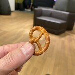 Lufthansa Senator Lounge - ミニブレーツェルをつまみにする。ほかのホット・フードはあんま　#よけいなことをかいてはいけません