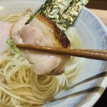 ジャパニーズ ラーメン 五感 - 大山鶏もも肉。
      皮目はパリッとしてて、中は柔らかくとってもジューシー♪
      香ばしさと弾力のコントラストが見事で、
      炭火の香りが鼻を抜ける瞬間、脳が拍手喝采！