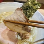 ジャパニーズ ラーメン 五感 - 豚バラは、脂がぷるぷる。
      炙りの香ばしさが桁違いで、脂の旨みがギュッと凝縮されてる。