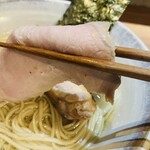 ジャパニーズ ラーメン 五感 - 肩ロースは低温調理でしっとり柔らか。
      薄切りで口当たりが上品、肉の甘みがじんわり広がる。
      