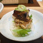 ジャパニーズ ラーメン 五感 - ★炭火おにくごはん500円
      香ばしさが強烈で、肉と脂の旨みが段違い。
      そして米が美味い。