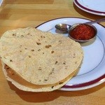 インディアンダイニング プラクリティ - お通し。豆のおせんべい。