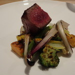 bb9 - 熟成肉　薪焼き
      交雑の牛は軽いナッツ香がありいい熟成加減