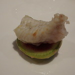 bb9 - 淡路のなごやふぐの薪焼きずら。
      下にはいろいろなアプローチした様々な大根が重なっている。