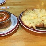 インディアンダイニング プラクリティ - バターチキンカレーとチーズナン。ランチより更にボリューム大。