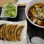 福記美食 - Ｂセット￥７３０（刀削麺のサンラー麺、ジャンボ餃子５個、サラダ）
