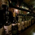 bar 中福 - 垂涎のボトルが並びます