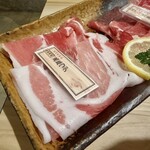 黒豚しゃぶしゃぶと溶岩焼きが 自慢の居酒屋 くろ屋 - 黒豚ウデ